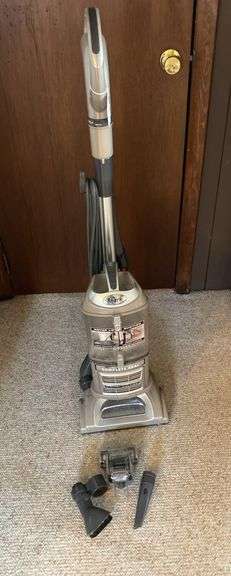 Shark Lift-Away DELUXE vacuum
