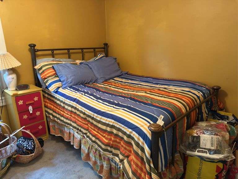 Full size sheets, comforter, 6 pillows & dust ruffle image