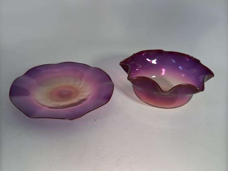 Wine colored Alexandrite finger bowl / saucer with fluted edge image