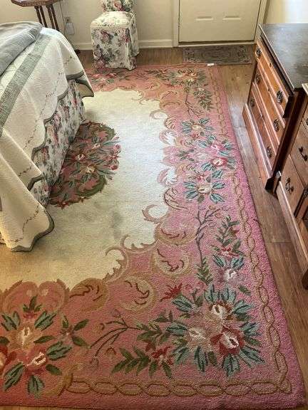 Women 100% wool pile area rug