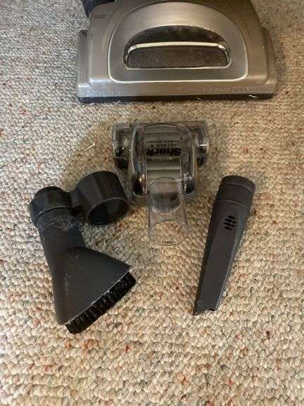 Shark Lift-Away DELUXE vacuum