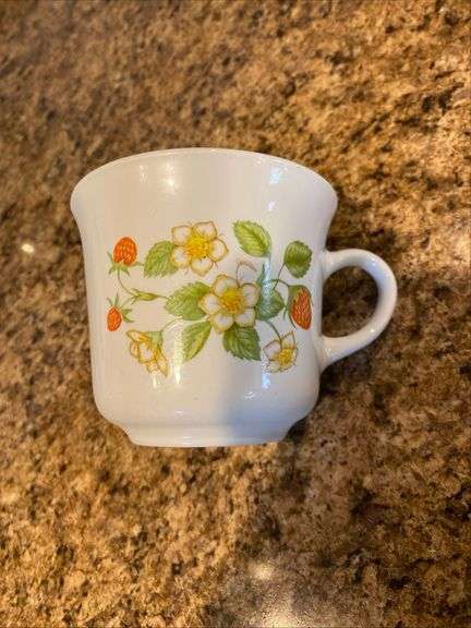 Set of Corelle dishes “Strawberry Sundae” 34 pieces