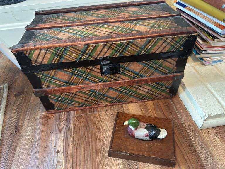 Small trunk, duck box with cards image