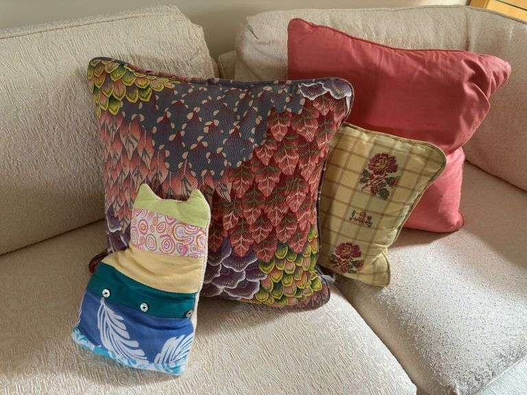 Lot of throw pillows