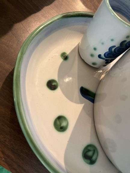 Large MA Hadley dispenser, 5 mugs, 18” platter