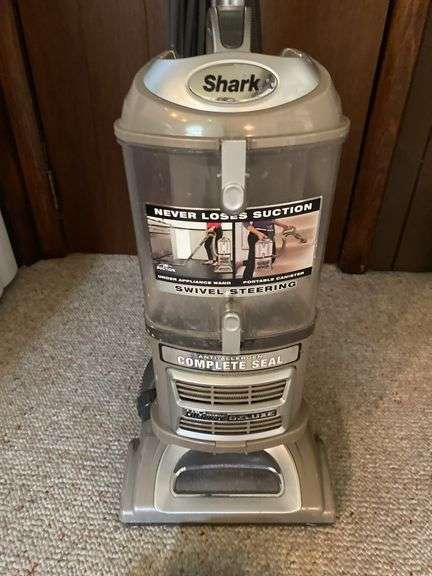 Shark Lift-Away DELUXE vacuum