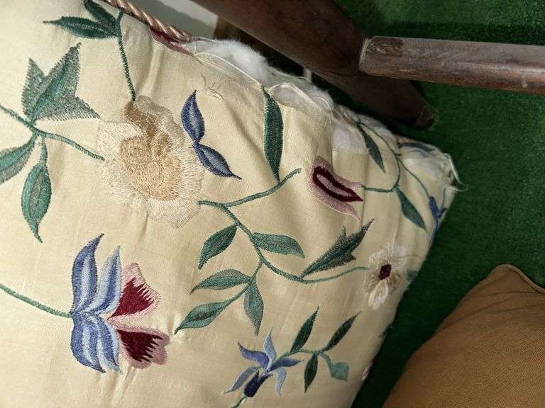 Lot of throw pillows