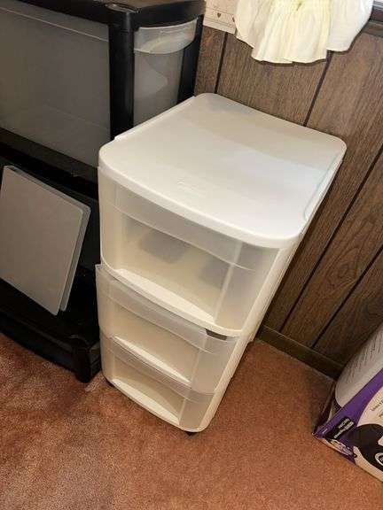 2 plastic drawer units