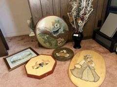 Lot of wooden wall hangings, vase with decorative stems