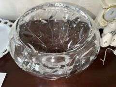 Crystal bowl with leaf pattern