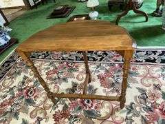 Half round table with scalloped edge