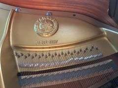 Yamaha Baby Grand Piano in ebony with piano stool