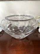Crystal bowl with leaf pattern