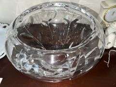 Crystal bowl with leaf pattern