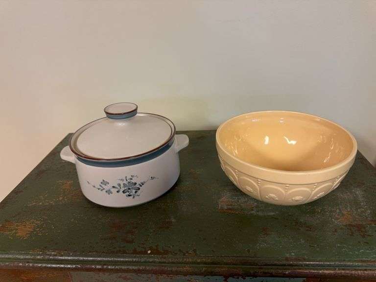 Noritake stoneware covered bowl, yellow ceramic bowl image