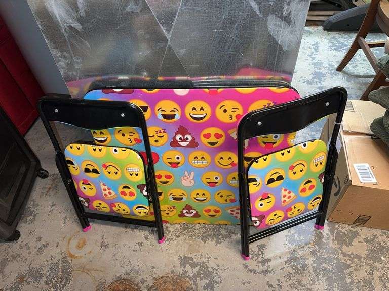 Child’s card table with 2 chairs image