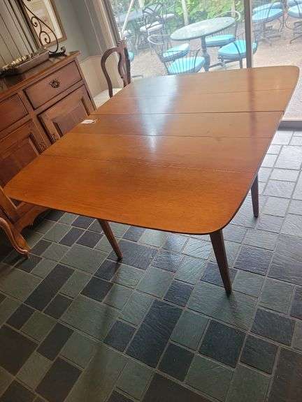 Table w/2 Leaves 47½ x 40 x 29 image