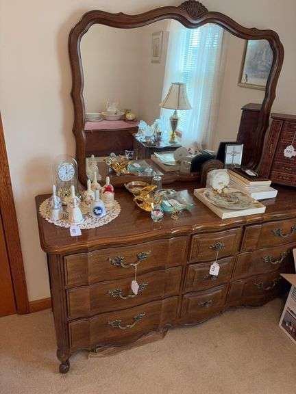 Thomasville dresser w/ mirror image