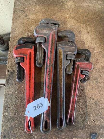 4 pipe wrenches image