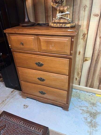 4 drawer dresser missing knob (has scratches on top) image