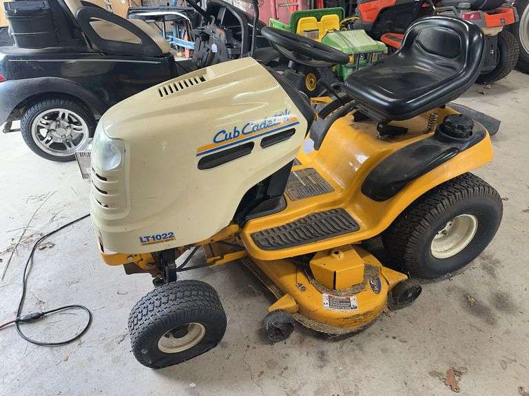 Cub Cadet  LT1022 riding lawn mower (not running) image