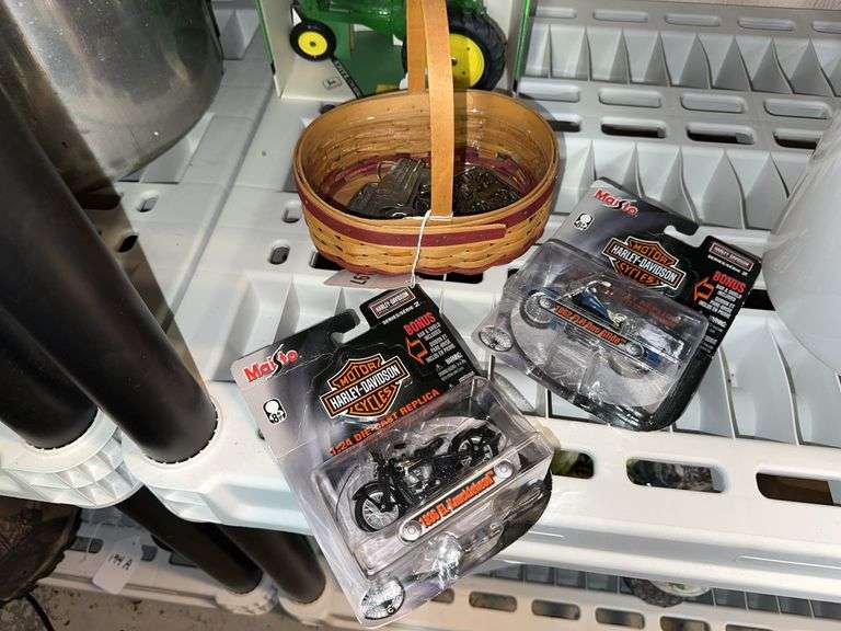 Longaberger 2005 “DSS” mini basket, 2 belt buckles, 2 Harley die-cast motorcycles 1:24 scale image