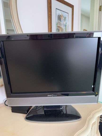 Insignia 19 inch TV with Evo Force 1 and remote ￼ image
