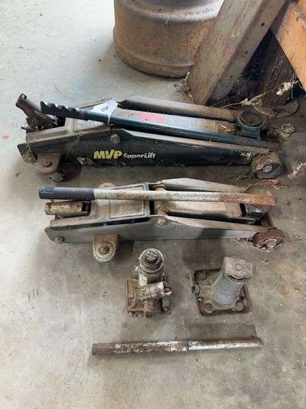 2 floor jacks and 2 bottle jacks image