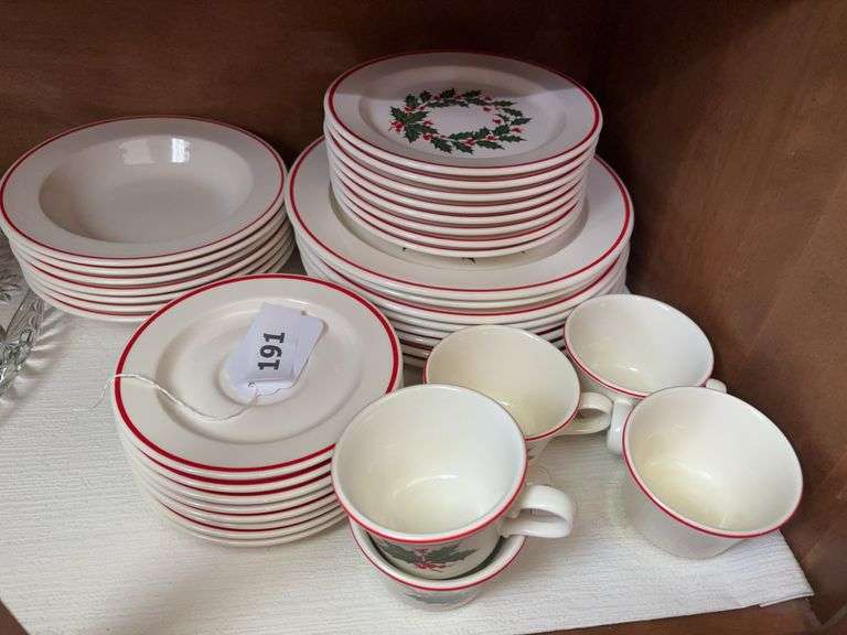 Holly pattern dishes image