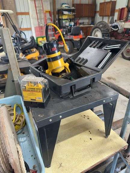 Router table, router, round over router bit set, image