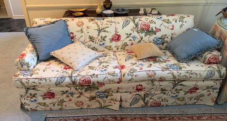 80” 2 cushion love seat floral print with 4 throw pillows image