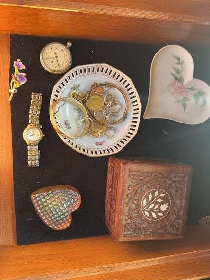 Contents of drawer in chest image