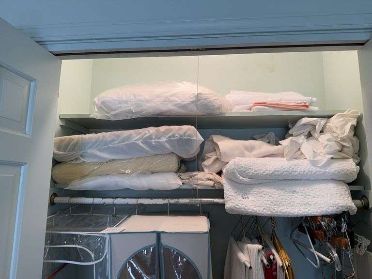 Blankets, linens image
