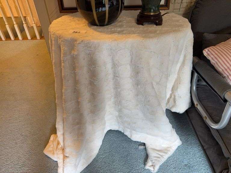 Table with throw 24" x 25 1/2" x 18" image