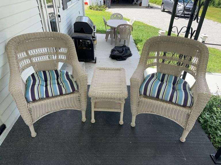 2 resin wicker chairs and side table image