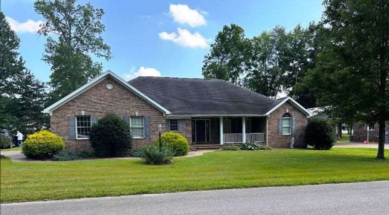Beautiful 3 Bedroom, 2 Bath Home with 30' x 40' Pole Barn image
