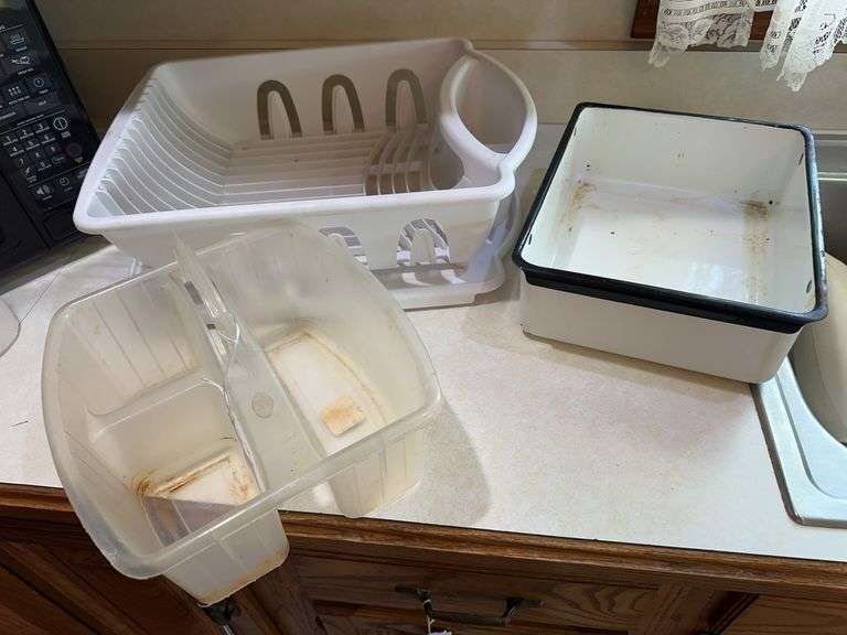 Dish drainer, porcelain pan, plastic caddy, watering can image