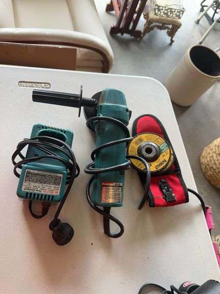 Makita disc grinder, Makita fast charger, extra grinding blades image