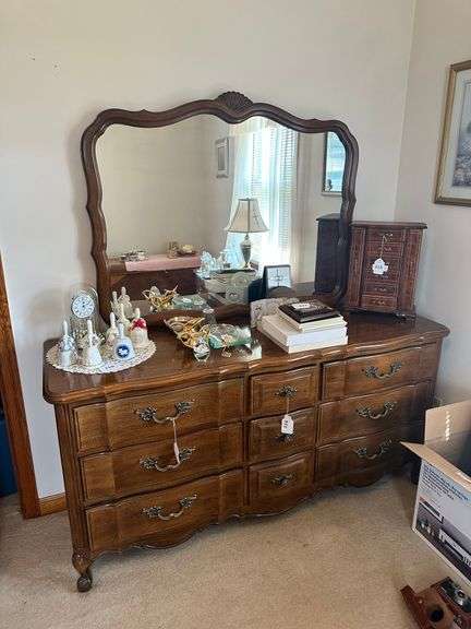 Thomasville dresser w/ mirror image