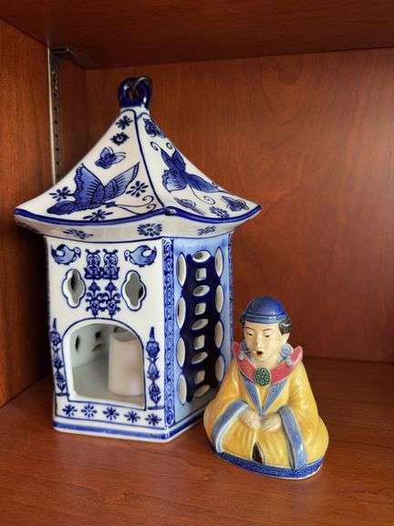 Asian style blue and white bird feeder, Asian style figure image