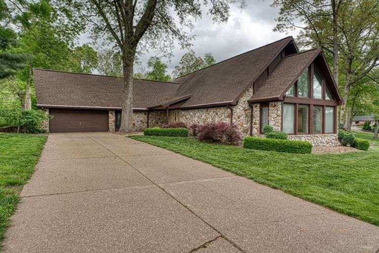 Spacious 2 Bed, 2 Bath Home Steps From Rolling Hills Country Club image