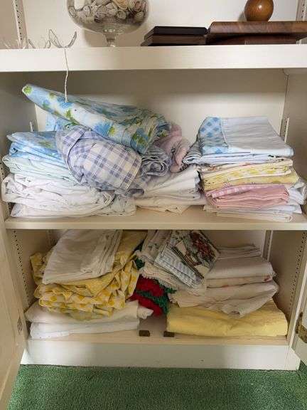 Linens, paper napkins image