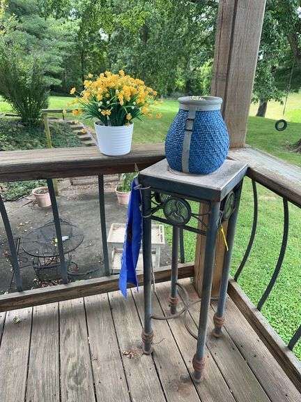 Pant stand, vase, floral arrangement image