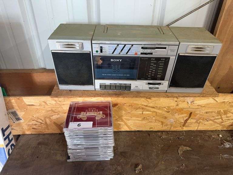 Sony portable radio, lot of CD’s image