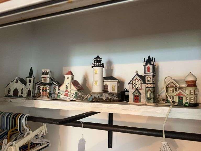 6 Christmas village pieces image