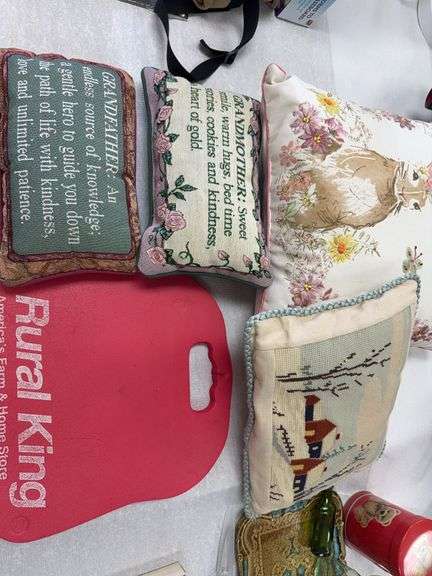 4 pillows, cushion image