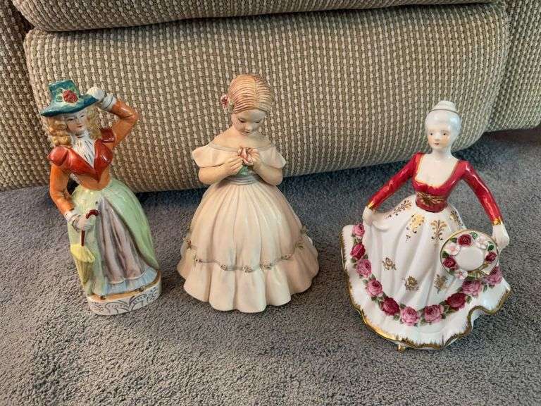 3 ceramic figurines image