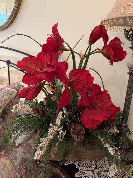 Seasonal floral arrangements image