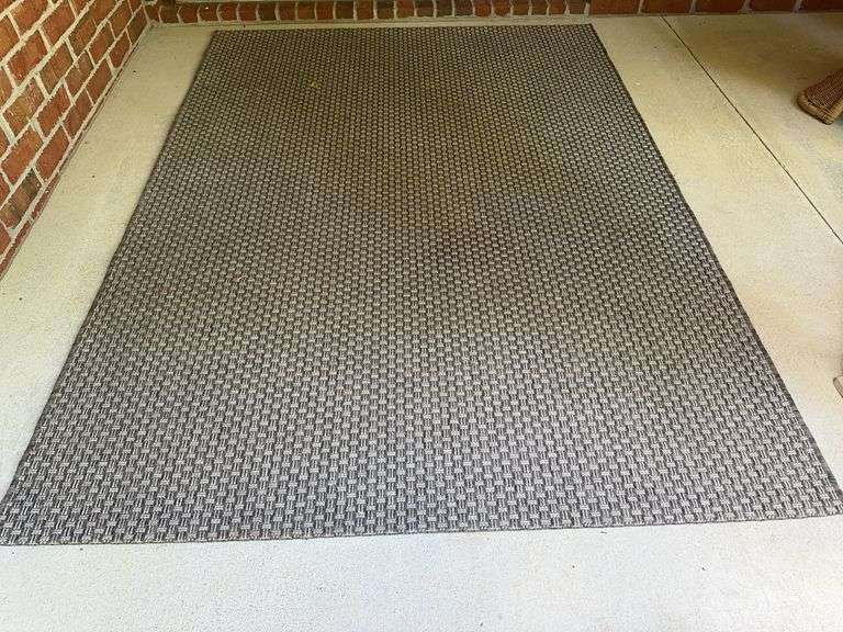 Outdoor rug and wreath image