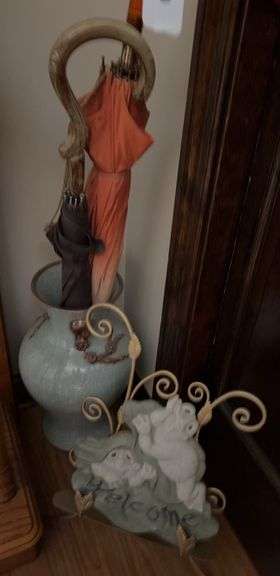 Jourdaire , umbrella’s, welcome garden plaque w/ stand image